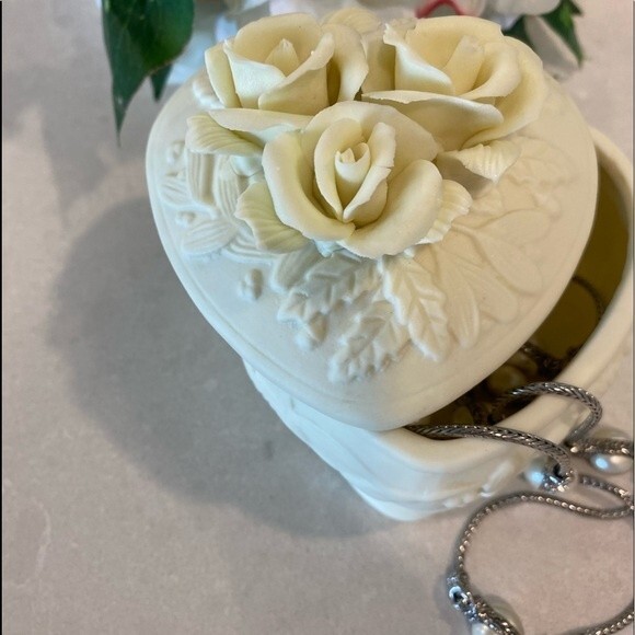 Vintage Porcelain Heart Shaped Jewelry Trinket box with delicate Roses - Picture 8 of 9